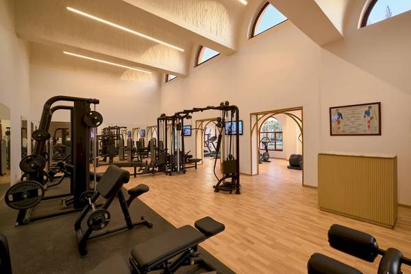 Fitnesscenter im Mövenpick Resort El Quseir mit verschiedenen Trainingsgeräten und gut beleuchteten Bereichen.