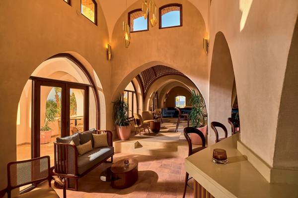 Innenansicht der Lobby im Mövenpick Resort El Quseir mit Möbeln und Pflanzen.