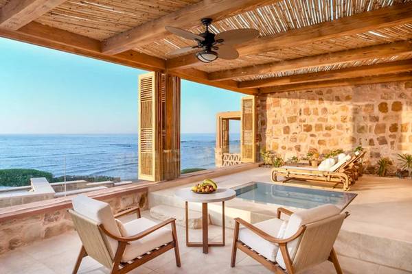 Terrasse des Mövenpick Resorts El Quseir mit Blick auf das Meer.