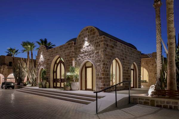 Außenansicht des Mövenpick Resorts El Quseir bei Nacht mit Beleuchtung und Treppen.