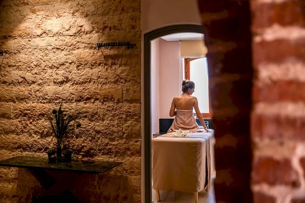 Frau in Behandlungsraum Nummer 4 im Mövenpick Resort El Quseir