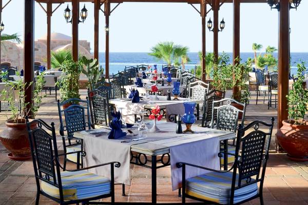 Terrasse des Mövenpick Resort El Quseir mit Blick auf das Meer.