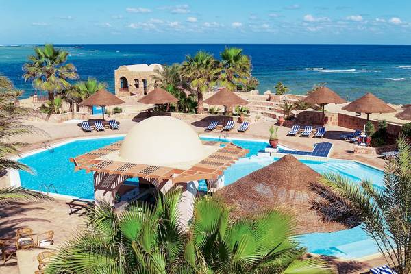 Luftaufnahme des Mövenpick Resort El Quseir mit Pool und Strandbereich