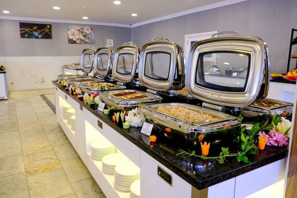 Buffet-Tisch im Club Wasa Holiday Village mit verschiedenen Gerichten und Dekorationen.