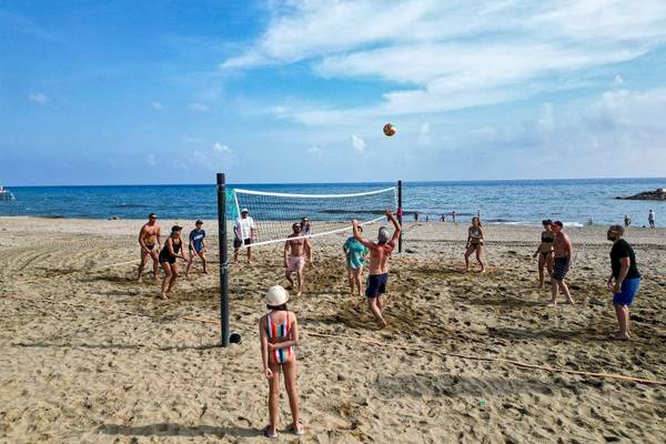 Gruppe spielt Volleyball auf dem Strand im Club Wasa Holiday Village
