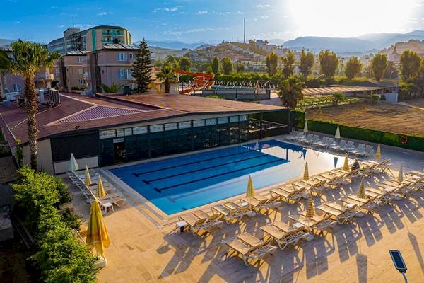 Luftaufnahme des Club Wasa Holiday Village mit Pool, Sonnenliegen und einem Wasserrutsche