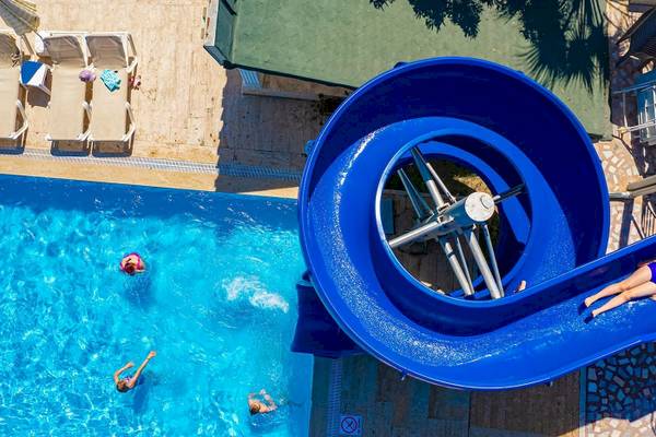 Club Wasa Holiday Village mit Pool, Rutsche und Liegestühlen von oben gesehen