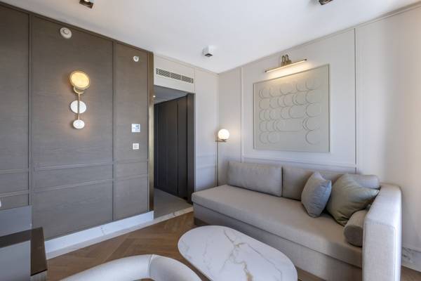 Innenbereich des Side Star Elegance Hotels mit modernem Sofa und Marmortisch.