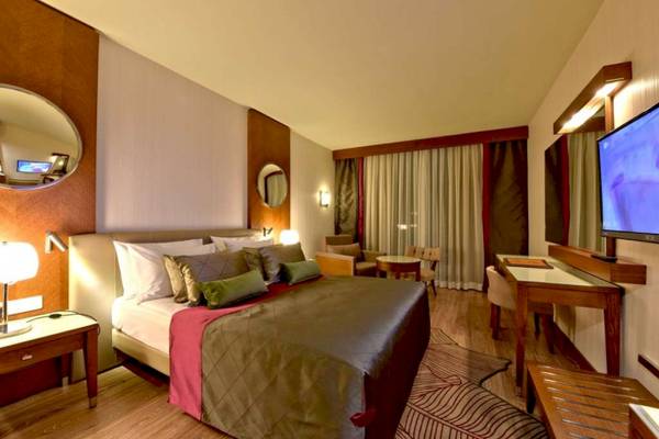 Schlafzimmer im Side Star Elegance Hotel mit einem großen Bett und modernen Möbeln.