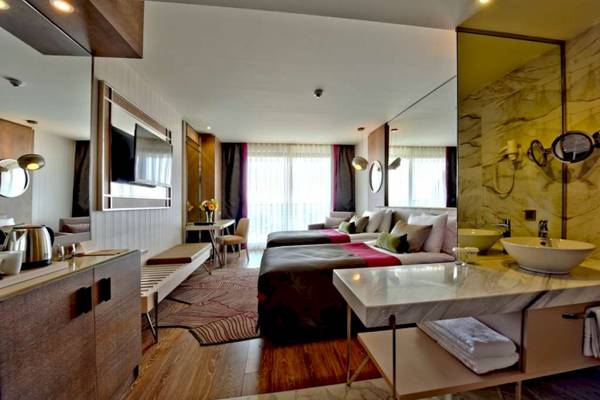 Doppelbettzimmer im Side Star Elegance Hotel mit Marmorbad und modernen Möbeln.