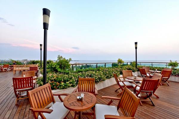 Terrasse des Side Star Elegance Hotels mit Blick auf den Ozean