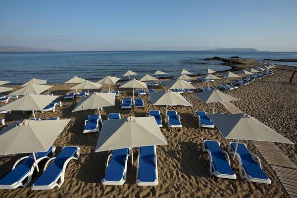 Strand des Arina Beach Resorts mit vielen Sonnenliegen und Schirmen.