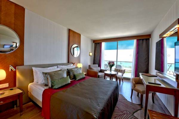 Zimmer im Side Star Elegance Hotel mit Meerblick und großen Fenstern.
