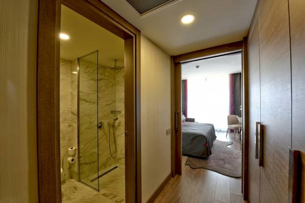 Innenansicht des Side Star Elegance Hotels mit Blick auf das Badezimmer und Schlafzimmer.
