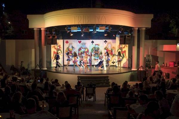 Tribuna Hotel Show auf der Bühne mit Tänzern und einem Publikum.