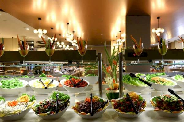 Salat-Buffet im Side Star Elegance Hotel mit verschiedenen Gemüsesalaten und Tontöpfen.
