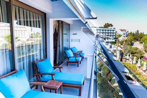 Balkon des Side Star Elegance Hotels mit Blick auf die Außenmöbel und Gebäude.