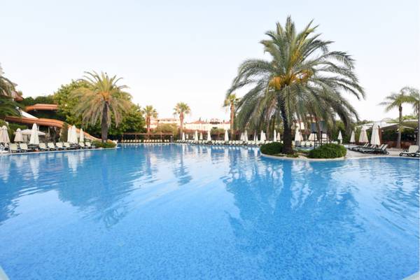 Außenpool des Side Star Elegance Hotels mit vielen Liegen und Palmen