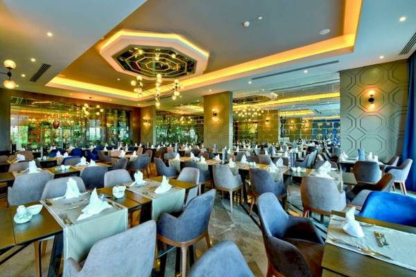 Restaurant des Side Star Elegance Hotels mit gedeckten Tischen und Stühlen.