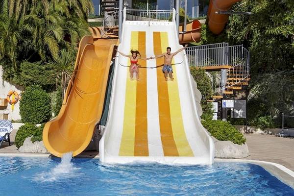 Zwei Leute rutschen im Wasserpark des Side Star Elegance Hotels.