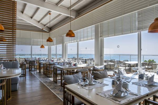 Innenansicht des Restaurants im Side Star Elegance Hotel mit Blick auf das Meer.