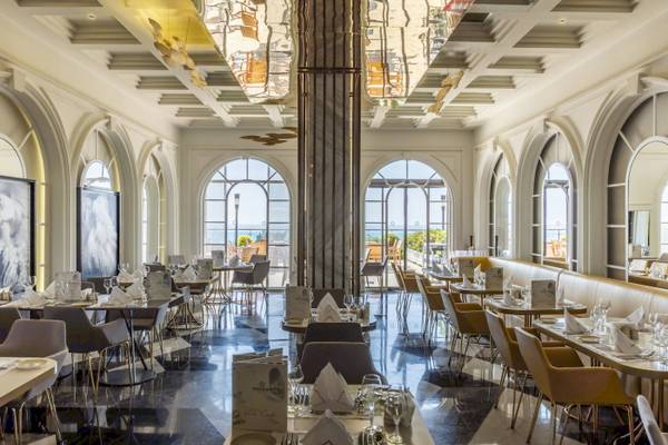 Innenansicht des eleganten Restaurants Side Star Elegance mit runden Fenstern und moderner Einrichtung.
