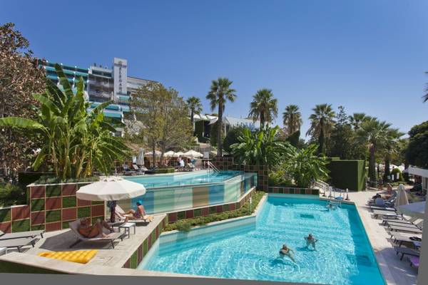 Außenpoolbereich des Side Star Elegance Hotels mit Gästen, die sich entspannen und schwimmen.