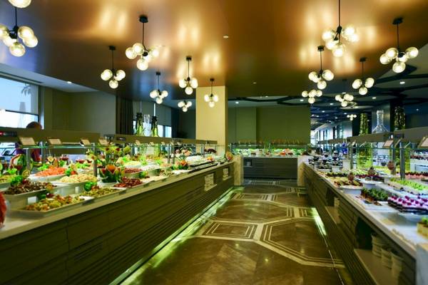 Buffet im Side Star Elegance Hotel mit verschiedenen Gerichten und Früchten.