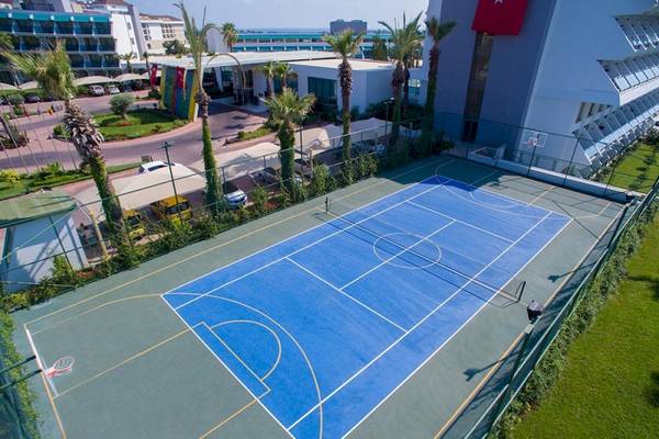Luftaufnahme eines Basketball- und Tennisplatzes vor dem Side Star Elegance Hotel.