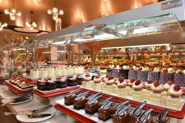 Dessertbuffet im Side Star Elegance Hotel mit verschiedenen Kuchen und Desserts.