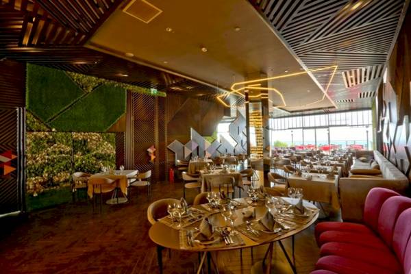 Innenansicht des Side Star Elegance Restaurants mit geometrischen Wänden und modernen Möbeln.