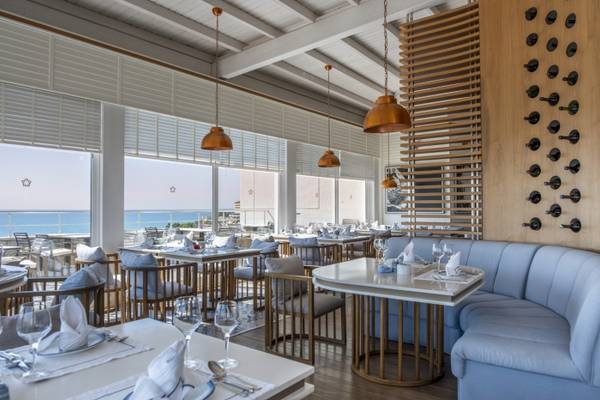 Innenansicht des Side Star Elegance Restaurants mit Blick auf das Meer.
