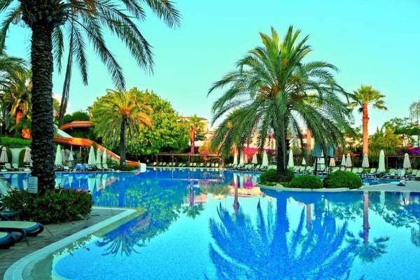 Außenpool des Side Star Elegance Hotels mit Palmen und Wasserrutsche