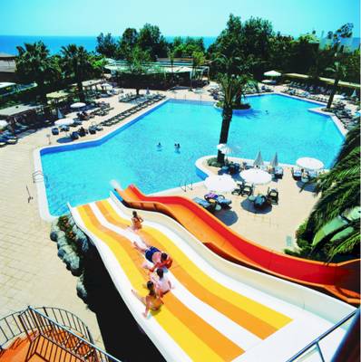 Ein Hotelpoolbereich mit Wasserrutschen und Sonnenliegen am Side Star Elegance Hotel.