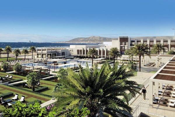Sofitel Agadir Thalassa See & Spa Resort mit Strand, Gebäuden und Swimmingpool.