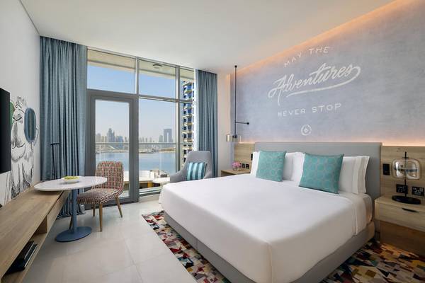 Zimmeransicht des NH Collection Dubai The Palm mit Blick auf die Stadt