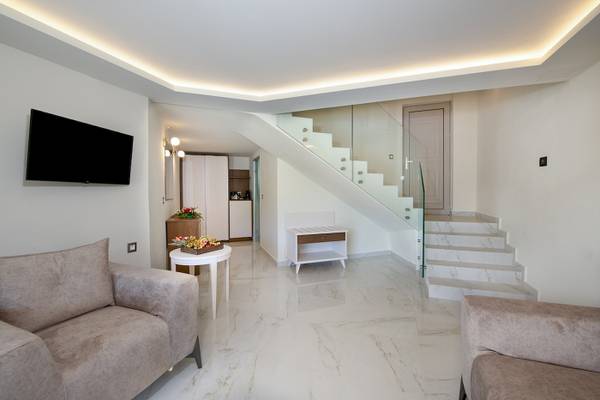 Wohnbereich im Vantari Luxury Beach Resort mit moderner Einrichtung und Marmorboden.