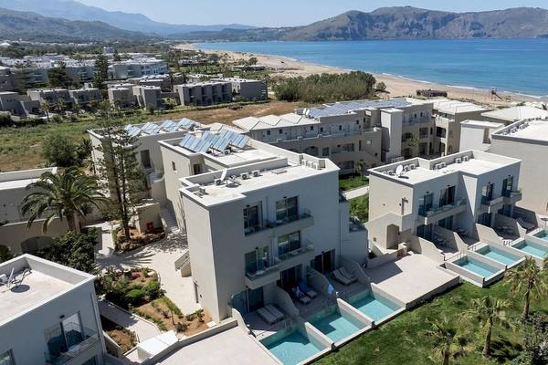 Luftaufnahme des Vantaris Luxury Beach Resorts mit Swimmingpools und Blick auf den Strand und das Meer.