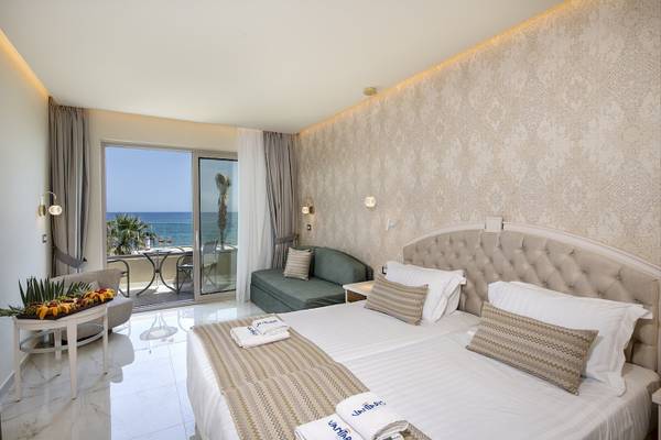 Hotelzimmer im Vantaris Luxury Beach Resort mit Blick auf das Meer und eine Terrasse.