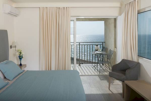 Zimmer mit Balkon im Arina Beach Resort mit Blick auf das Meer.