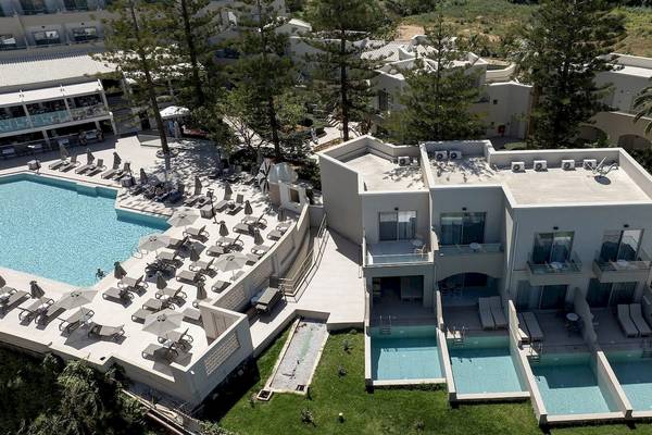 Luftaufnahme des Vantaris Luxury Beach Resorts mit Swimmingpools, Sonnenliegen und Bäumen.