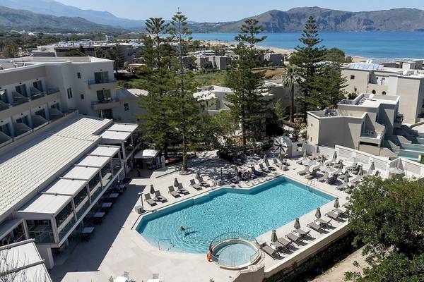 Luftaufnahme des Vantaris Luxury Beach Resorts mit Pool und Meerblick.