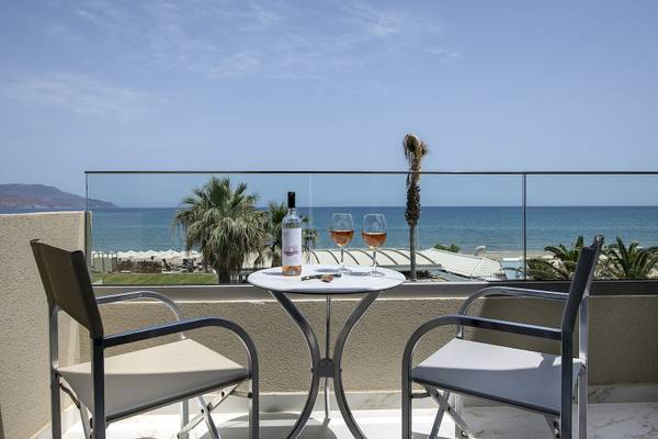 Balkon mit Meerblick und zwei Sesseln am Tisch im Vantaris Luxury Beach Resort
