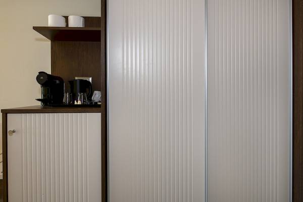 Kaffeemaschine und Tassen im Zimmer des Vantaris Luxury Beach Resort