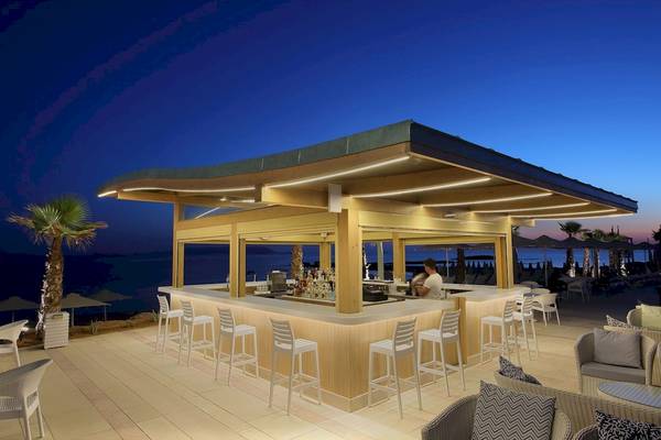 Bar im Arina Beach Resort bei Nacht mit Blick auf das Meer.