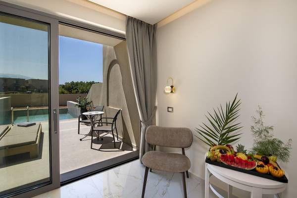 Terrasse des Vantaris Luxury Beach Resorts mit Blick auf den Pool