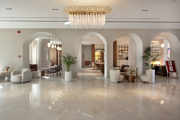 Vantaris Luxus Strandresort Hotellobby mit Kronleuchter, Pflanzen und Möbeln