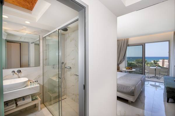 Vantaris Luxury Beach Resort Hotel Badezimmer mit Dusche und Balkon.
