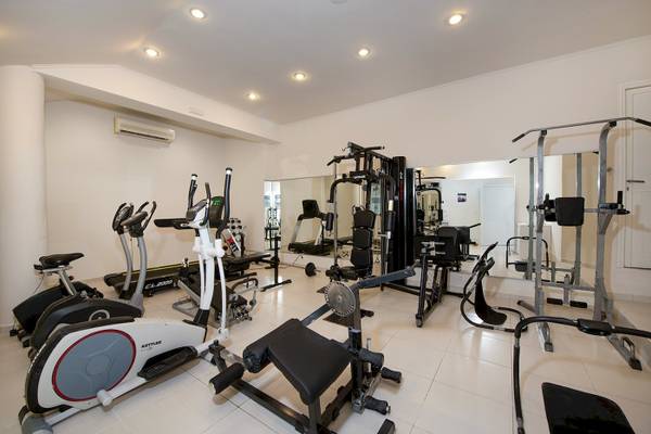 Fitnessstudio im Vantaris Luxury Beach Resort mit verschiedenen Trainingsgeräten.