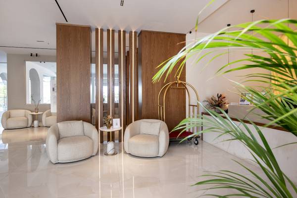 Innenansicht des Vantaris Luxury Beach Resorts mit luxuriösem Eingangsbereich, zwei Sessel, ein kleiner Tisch und Pflanzen.